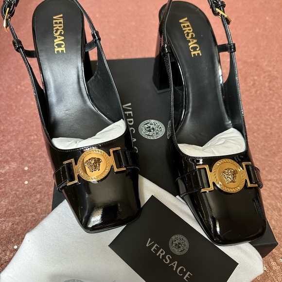 Versace Authentic Black & Gold Medusa Vernice Patent Leather Heeled Pumps 38/7.5 - Picture 2 of 14